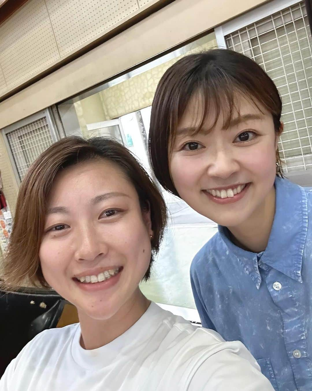 常盤よしこさんのインスタグラム写真 - (常盤よしこInstagram)「中継先の小学校で久々の再会🙌 以前ラジオのアシスタントをしてくれていた ちえちゃん❤️  当時は学生でしたが、 今は小学校の先生に🥰 久しぶりに会えてよかったぁ😁❤️  #久しぶりの再会#懐かしい」9月15日 0時07分 - yoshiko.tokiwa