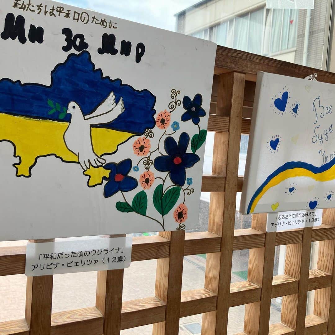 大槻瞳さんのインスタグラム写真 - (大槻瞳Instagram)「ロシアの軍事侵攻から逃れ、 ポーランドで避難生活を送るウクライナ人家族が 来日し、先日長野を訪れました。 四姉妹と、そのお母様。 この絵は子ども達が描いたものです。 彼女たちに来日の機会を設けた、 ウクライナ支援に取り組む坂本龍太朗さんの 母校・屋代中学校に飾られています。  タイトルには、一つ一つ平和への願いが 込められていました。  『いつ日本に行けるだろう』。 ようやく叶ったはずなのに、 彼女達はどこか浮かばれない様子でした。  坂本さんは「今もウクライナから出られずにいる  お兄さんやおばあちゃんに どこか申し訳ない気持ち、 後ろめたい気持ちがあるんです。」と仰いました。  10代の女の子達が、喜びを得ることに申し訳なさを 感じなきゃいけないなんて… 戦争への憎しみを、また改めて感じました。  「今、1番恐れているのは人々の無関心です。」 坂本さんは、そう話しました。 遠く離れた地で戦禍に苦しむ人達にできる事は、 限られているのが現実です。 ただ、関心を持ち続ける事はきっといつだってできる。 この戦争に限らずですが… 国内外の情勢に目を向けて、 可能な限りの支援を続けたいと思いました。  #prayforukraine #ukraine #🇺🇦」9月15日 0時08分 - hitomi_otsuki_55