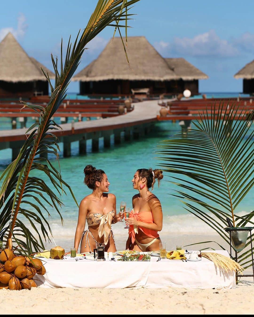 アナ・チエリのインスタグラム：「Brunch on the beach in the Maldives 🇲🇻❤️🫶🏽  What’s your favorite beach in the world??」