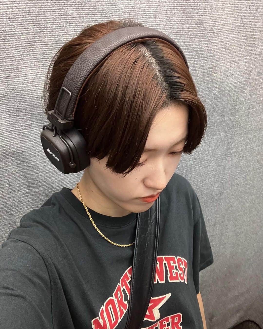 並木瑠璃のインスタグラム：「🎧  #marshall#ヘッドフォン#ストリート#古着#ハンサムショート」