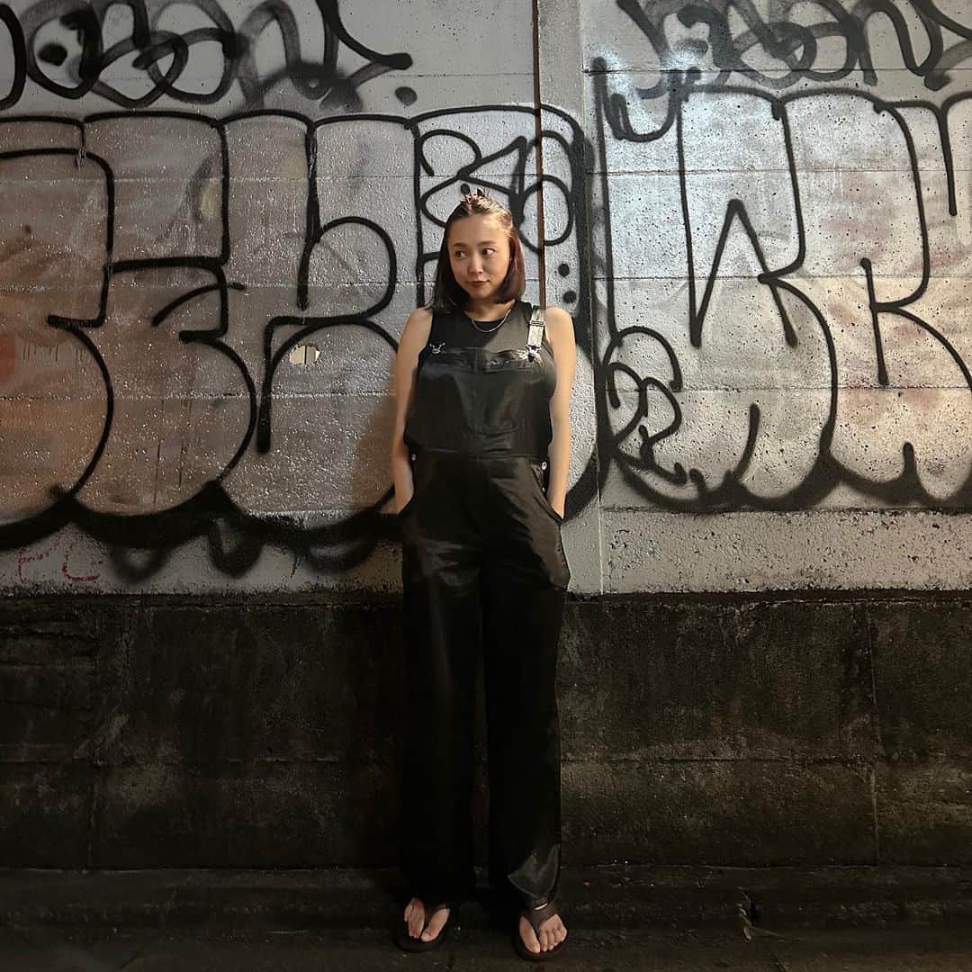 橋本愛奈のインスタグラム：「9月入ったってのに暑すぎてまだビーサン🩴  #ザンショ #毎度お馴染み右向きです #いつかのハシモト #元気ですまいどっ #マタニティコーデ」