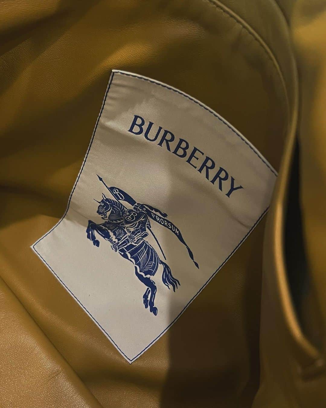 のインスタグラム：「Burberry Omotesando store renewed 💛  ダニエル・リー監修によるバーバリー表参道店が 9月17日よりリニューアルオープン。 至る所からイギリスを感じるアイテムが豊富な店内🇬🇧 あぁ〜そろそろイギリスにも帰りたいな🤍  #Burberry @Burberry  ------------------------ HM : @sayoko_yoshizaki」