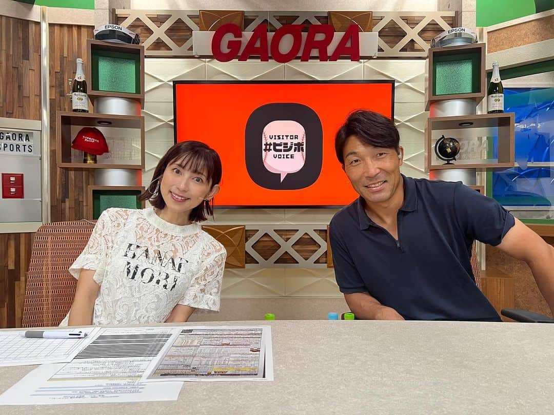 宮崎瑠依のインスタグラム：「こんばんは。 GAORAにて初の副音声 ビジボ 🎙️ 清水さんとご一緒しましたー⚾️  アレを阻止したかったのですが、、、できませんでしたね🥹💦 Xにて #ビジボ でたくさんメッセージもいただき、ありがとうございました！！！ 甲子園の試合なのに巨人ファンの皆さんと観る巨人ファンのための放送ができて、ものすごく楽しかった🫶🏻 まだCS進出のために大事な戦いが続きますから！気持ちを切らさず引き続き全力で応援していきましょう〜⚾️  #gaora #副音声 #ビジボ #清水隆行 さん #前髪切りすぎた  阪神タイガース優勝おめでとうございます🍾」