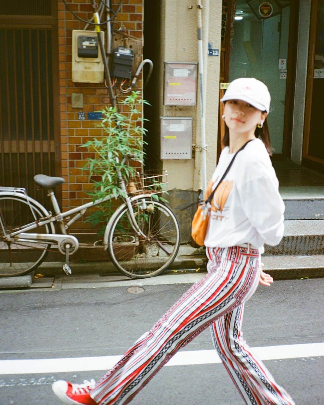 鳴海唯さんのインスタグラム写真 - (鳴海唯Instagram)「CITY COUNTRY CITY×hobo❤️‍🔥 モデルを務めさせていただきました！洋服もバックもめーっっちゃかわいくて終始楽しい撮影でした(≧∀≦) ぜひチェックしてください〜！🤘  @citycountrycityofficial @hobo_official  @shitaradaisuke  PH &ST📸👗@tomohiro_nakamura7  HM 💄@_mogimisuzu」9月15日 0時19分 - narumi_05