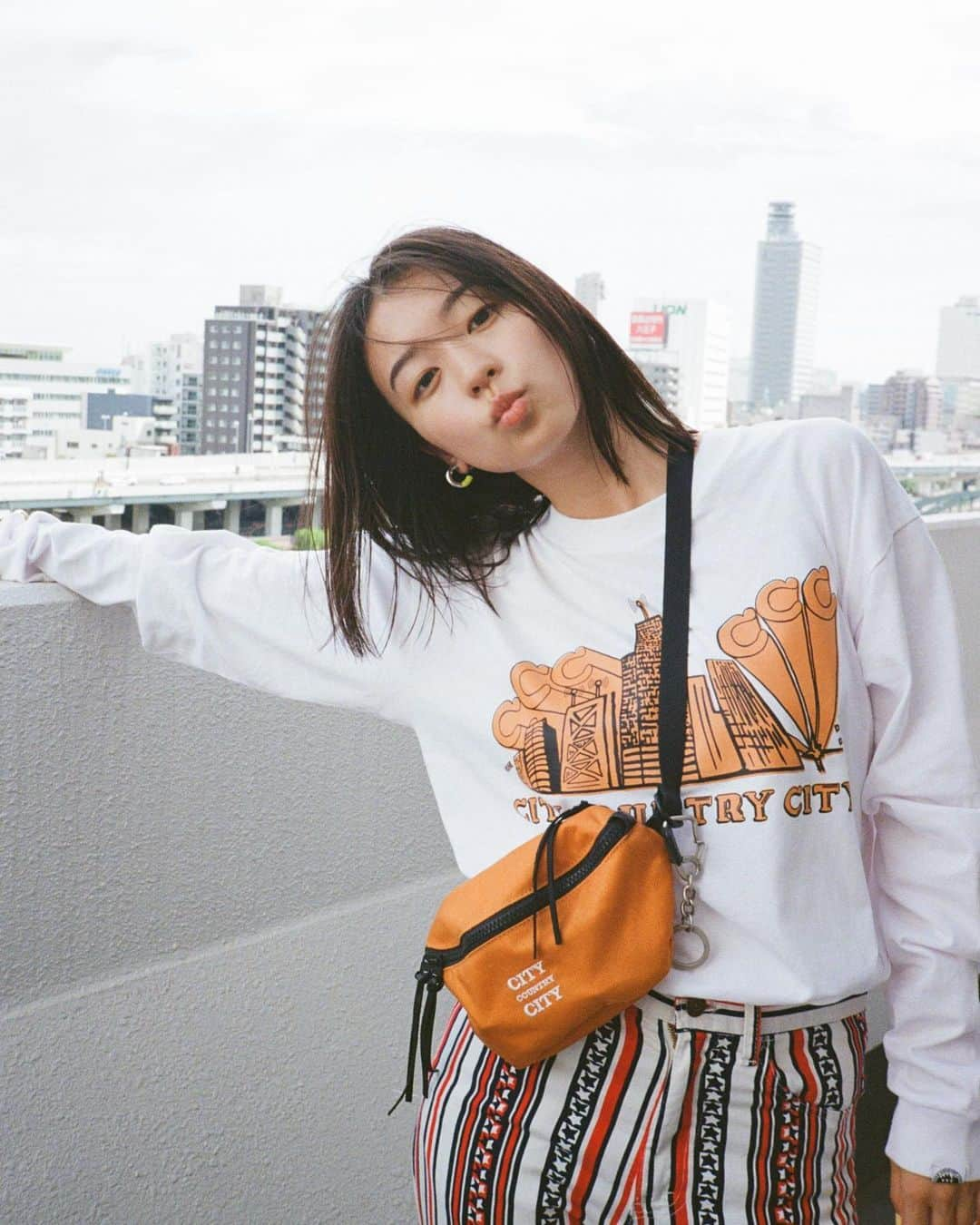 鳴海唯のインスタグラム：「CITY COUNTRY CITY×hobo❤️‍🔥 モデルを務めさせていただきました！洋服もバックもめーっっちゃかわいくて終始楽しい撮影でした(≧∀≦) ぜひチェックしてください〜！🤘  @citycountrycityofficial @hobo_official  @shitaradaisuke  PH &ST📸👗@tomohiro_nakamura7  HM 💄@_mogimisuzu」