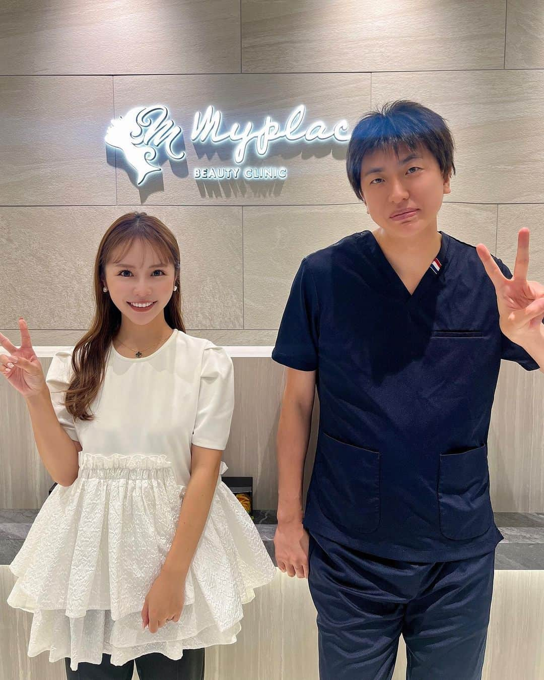 Akaneさんのインスタグラム写真 - (AkaneInstagram)「. 久しぶりの美容day🏥✨️  お馴染みmyplacebeautyclinicで関西最速導入❕ 最新型たるみ治療《ボルニューマー》を受けてきました🧖🏻‍♀️♡  引き締め、たるみ改善はもちろんやけど 肌質改善にも効果的みたいやから 一石二鳥なの嬉しい…🥺🤍  気になる痛みは、ハイフとはまた全然違って 痛いというより、熱さを感じる😳 感じ方は人それぞれやと思うけど、 私的には 熱い！無理！😭 とかじゃなく、 顔がポカポカしてこのまま寝ちゃおうかな〜と思うぐらい🤣 (ちなみに痛みはそんなに強くないタイプ🫥) スタッフの方が本当に優しくて、 その都度加減を聞いてくれるので安心出来ました♡ レベルも調節してもらえます◎  直後でも引き締まった！って実感したけど 1ヶ月後からさらに引き締まっていくみたいやから楽しみ♡ 効果の持続は半年から1年みたいなので もちも良いよね🫢  あと、悩みのひとつでもあるクマ部分に しれっとベビーコラーゲン💉入れたけど、 影でよりクマに見えてたところにハリが出て だいぶ改善された！🥹✨️ なんでもっと早くやらんかったんや？と思うぐらいやってよかった！ こちらも半年ぐらい持続してくれるみたいやから また絶対やる予定🥺♡  @myplacebeautyclinic  @minamibiyogeka  @dr.yu_yagi_dermatology  . . #美容デー#ボルニューマー #RF治療#高周波#たるみ治療 #マイプレイスビューティークリニック  #マイプレイス#myplacebeautyclinic」9月15日 0時20分 - ____akanechin