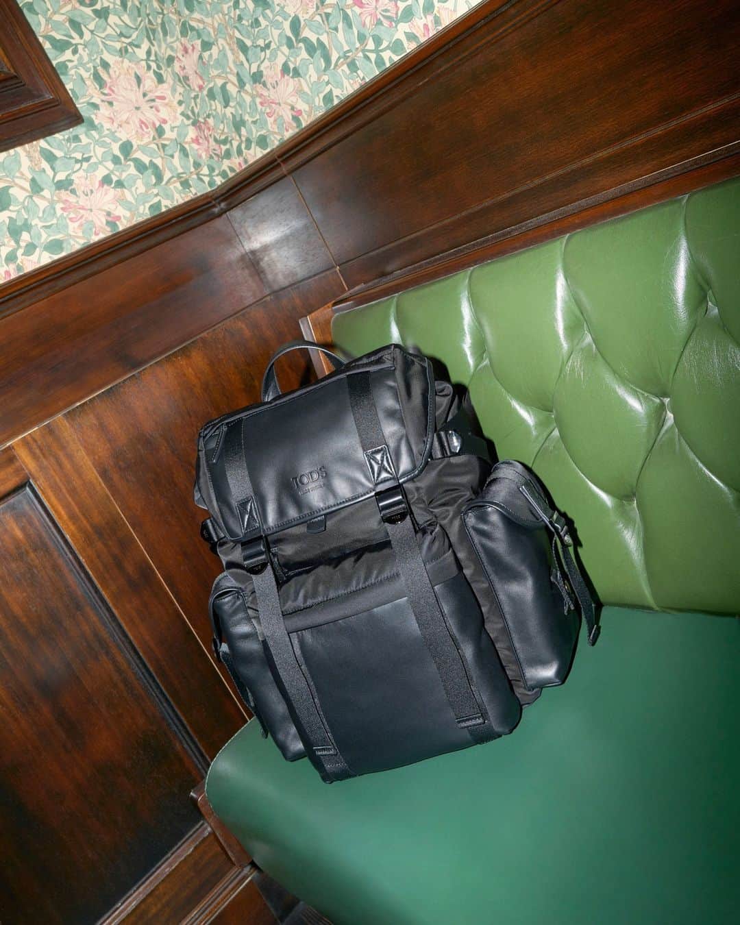 トッズのインスタグラム：「Travel in style. Explore the new backpack collection on tods.com and choose your favourite accessory. #TodsFW23 #Tods」