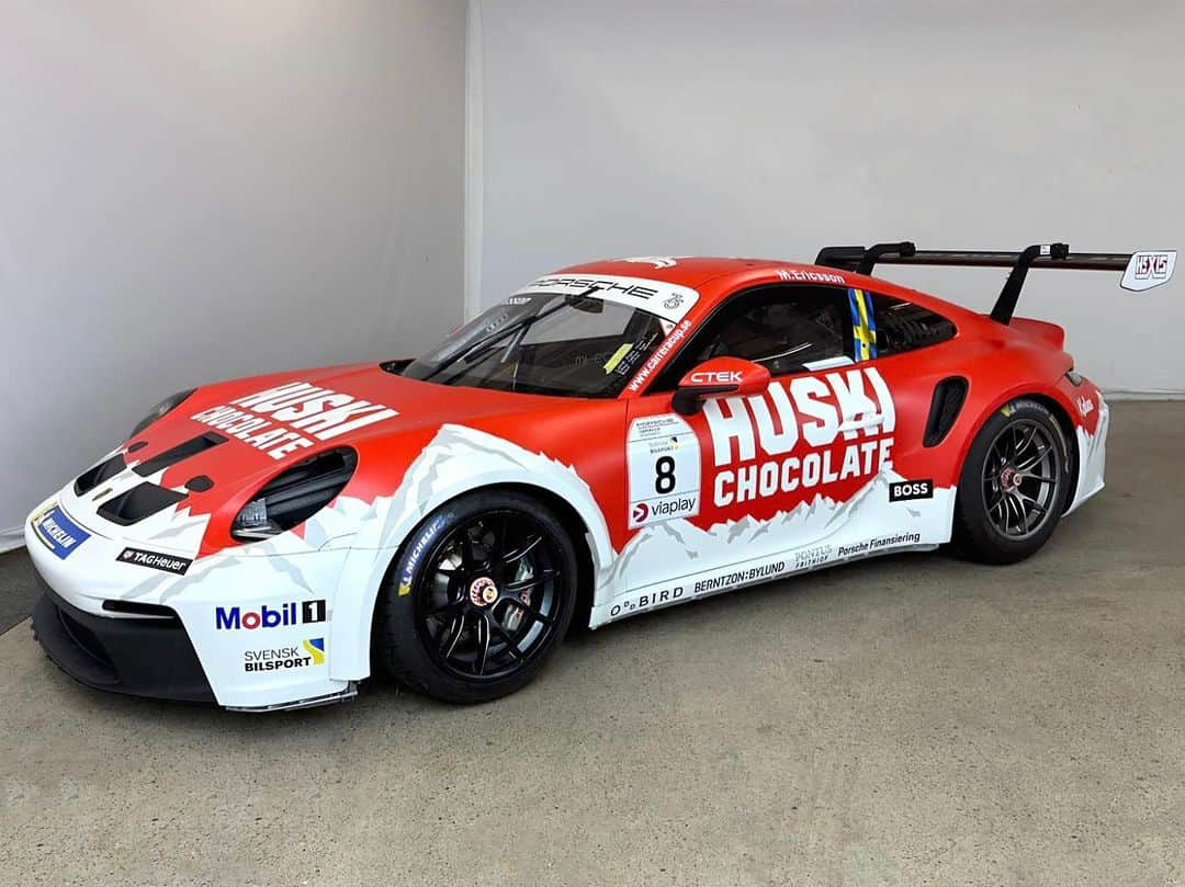 マーカス・エリクソンのインスタグラム：「My no8 @huski_chocolate Porsche for next weekends @carreracupscandinavia races at @mantorppark 🤩💯. What do we think 🔥? Who’s coming to see us race? #ME8」