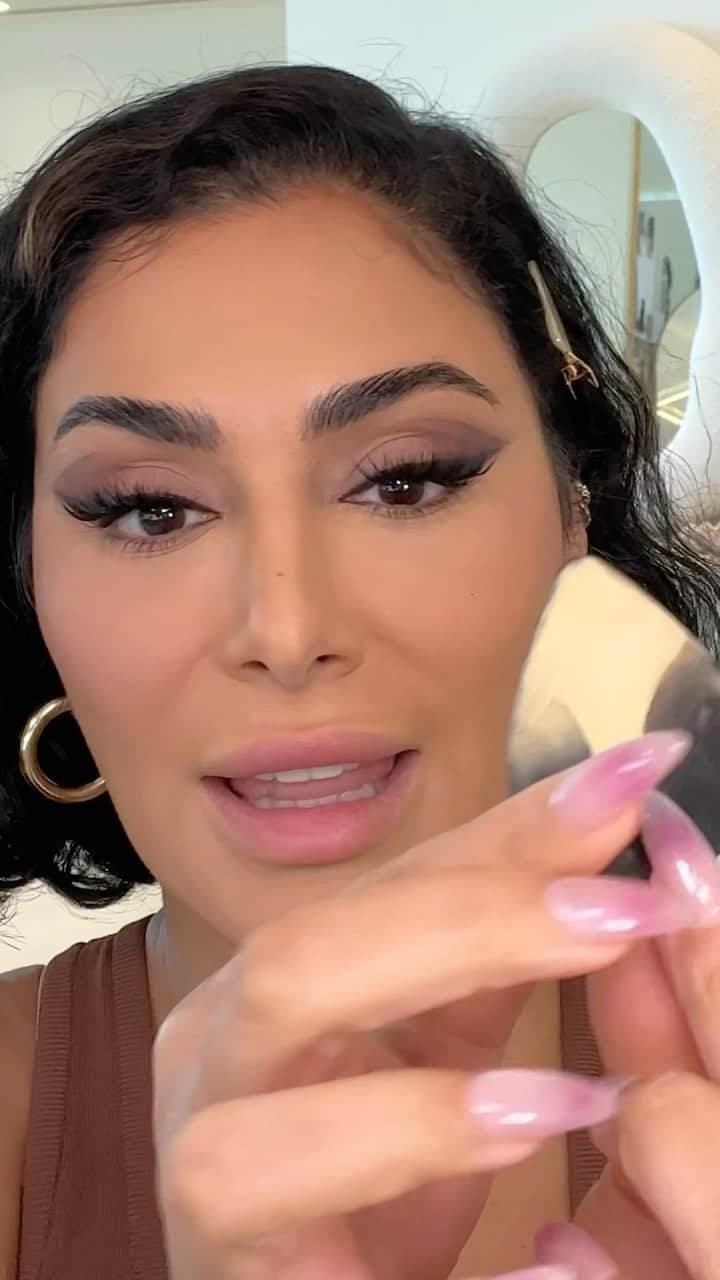 Huda Kattanのインスタグラム：「#SchoolOfSnatch 101! Today’s class is how to get the most snatched, chiseled glam in less than 30 seconds!   Our NEW Easy Bake And Snatch is: ✔️ 8 brightening shades (including our viral 🌸Cherry Blossom shade!) ✔️ Talc & fragrance-free ✔️ Medium to full coverage ✔️ Sweat & humidity-resistant ✔️ Infused with hyaluronic acid for a creamy, non-drying, incredibly soft, silky texture  🌍 Easy Bake And Snatch is AVAILABLE GLOBALLY 09.19 🌎 #EasyBakeAndSnatch」