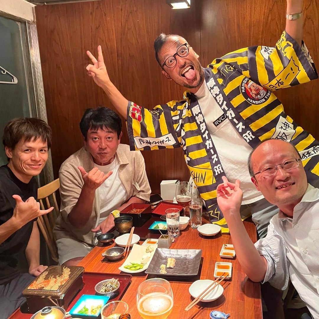 つの丸のインスタグラム：「TUBE前田亘輝さん、高田潤くん、渡辺明さんと会食中にタイガース優勝！ひとり上の空で浮かれちゃってスミマセン‼️」