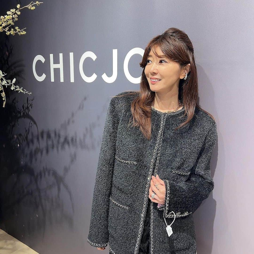 矢部美穂さんのインスタグラム写真 - (矢部美穂Instagram)「今日は中国のブランド『CHLCJOC』が日本初上陸するということで展示会へ行ってきました✨ 正直…私、どハマりしそうです🩷  まずは生地が上質でデザインも飽きのこない長く着られるものばかりでその中にも今のトレンドもしっかりと入っていて…可愛くもかっこよくも決めれるそんなブランドでした🩷 特にツイードが😍  来年早々には百貨店に店舗を構えるそうなので私大変だわ✨  本当にツボつすぎてやばい〜✨✨✨  #chlcjoc #チックジョック #日本初上陸 #どはまり #40代コーデ  #40代ファッション  #40代 #矢部美穂」9月15日 0時59分 - miho.yabe.0607