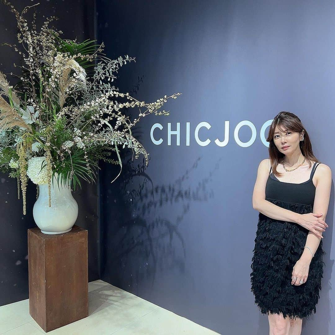 矢部美穂さんのインスタグラム写真 - (矢部美穂Instagram)「今日は中国のブランド『CHLCJOC』が日本初上陸するということで展示会へ行ってきました✨ 正直…私、どハマりしそうです🩷  まずは生地が上質でデザインも飽きのこない長く着られるものばかりでその中にも今のトレンドもしっかりと入っていて…可愛くもかっこよくも決めれるそんなブランドでした🩷 特にツイードが😍  来年早々には百貨店に店舗を構えるそうなので私大変だわ✨  本当にツボつすぎてやばい〜✨✨✨  #chlcjoc #チックジョック #日本初上陸 #どはまり #40代コーデ  #40代ファッション  #40代 #矢部美穂」9月15日 0時59分 - miho.yabe.0607