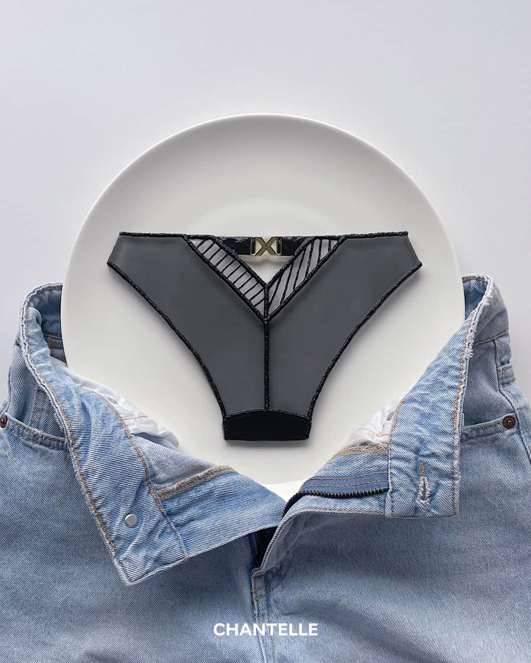 のインスタグラム：「« A Jeans Peek-a-Boo Delight » by @dimda_   We asked Japanese artist and culinary genius @dimda_  to revisit some of our favorite items.  For this first post, Daisuke put a twist on one of the @chantelle_______x line : « TXture ».  Shown above : coffee Jelly delight inspired by @chantelle_______x « TXture » thong   #GoodEnoughToEat  #Chantelle  #ChantelleX」