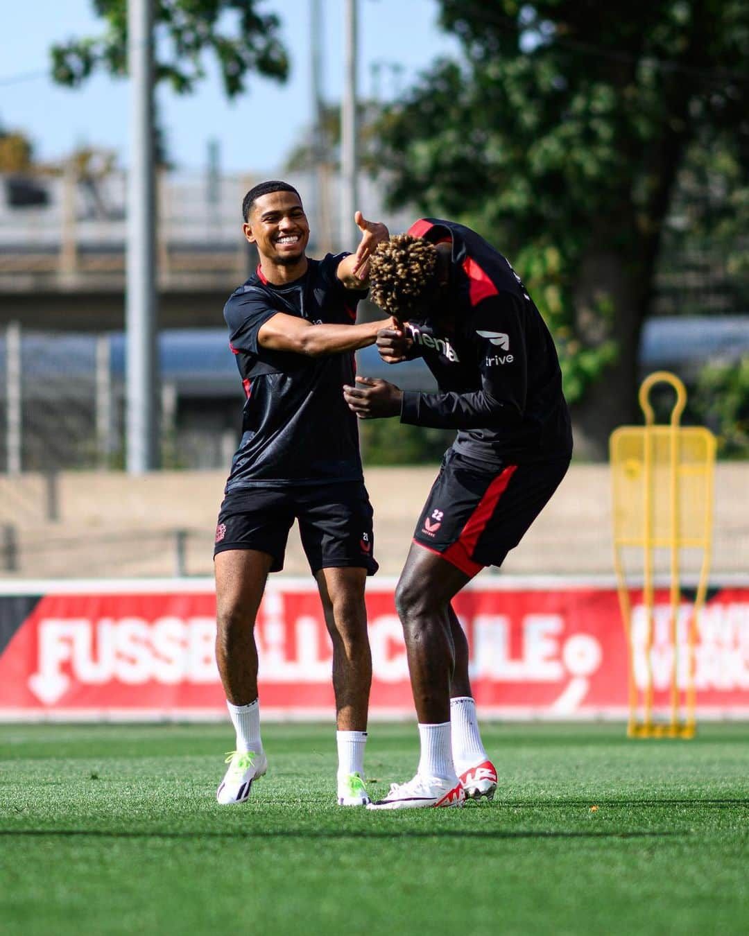 バイエル・レバークーゼンさんのインスタグラム写真 - (バイエル・レバークーゼンInstagram)「#InternationalWerkself is back in black and red – Ready for #FCBB04! 🔥💪  #Bayer04 #Werkself」9月15日 3時15分 - bayer04fussball