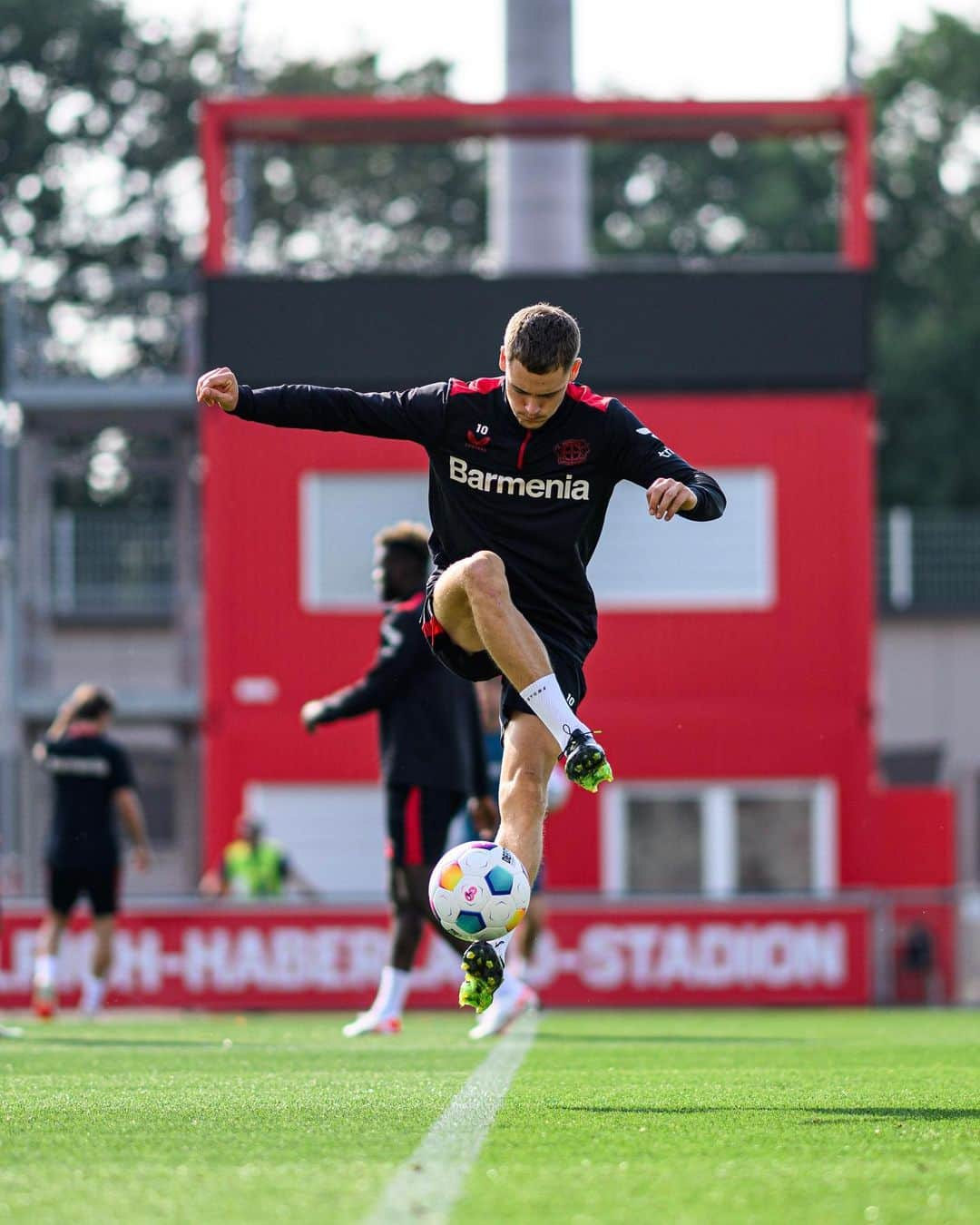 バイエル・レバークーゼンさんのインスタグラム写真 - (バイエル・レバークーゼンInstagram)「#InternationalWerkself is back in black and red – Ready for #FCBB04! 🔥💪  #Bayer04 #Werkself」9月15日 3時15分 - bayer04fussball