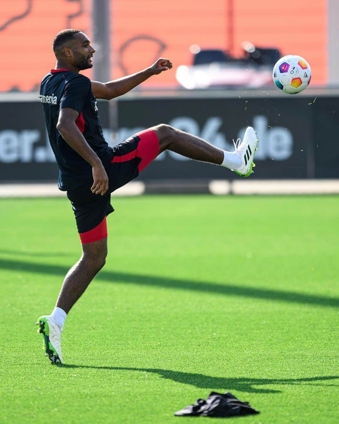 バイエル・レバークーゼンさんのインスタグラム写真 - (バイエル・レバークーゼンInstagram)「#InternationalWerkself is back in black and red – Ready for #FCBB04! 🔥💪  #Bayer04 #Werkself」9月15日 3時15分 - bayer04fussball