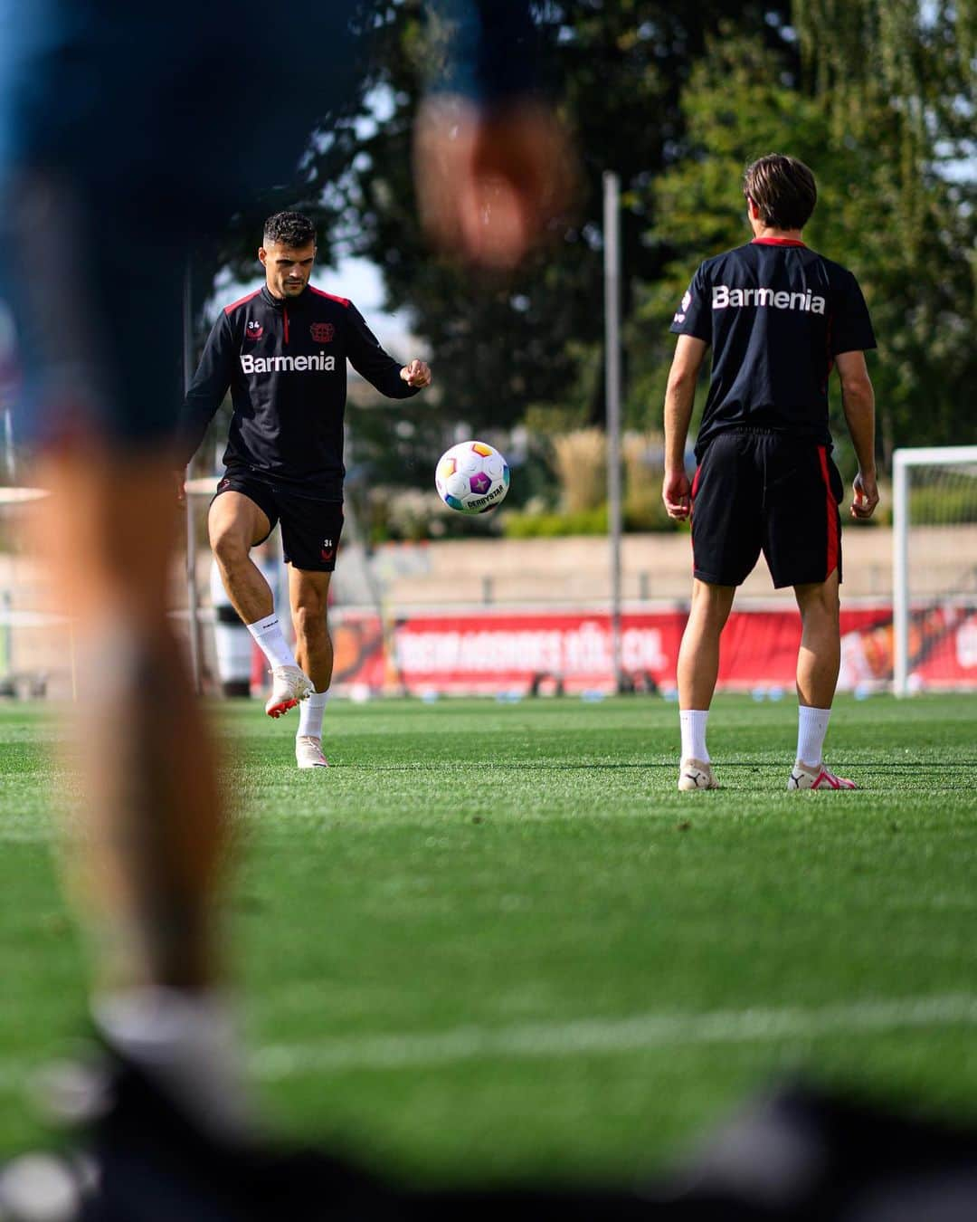 バイエル・レバークーゼンさんのインスタグラム写真 - (バイエル・レバークーゼンInstagram)「#InternationalWerkself is back in black and red – Ready for #FCBB04! 🔥💪  #Bayer04 #Werkself」9月15日 3時15分 - bayer04fussball