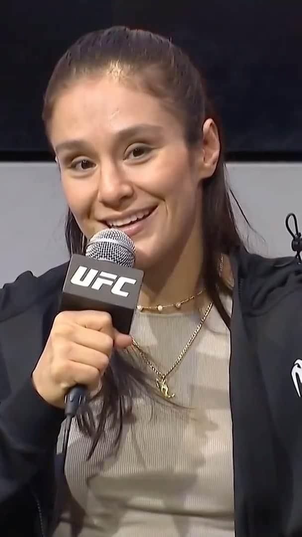 UFCのインスタグラム：「No secret the champ loves to strike! @Alexa_Grasso will be ready for anything at #UFCNoche 🇲🇽」