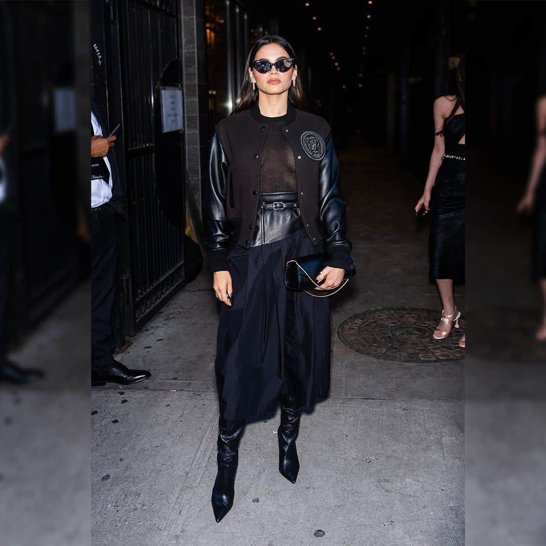 スチュアートワイツマンのインスタグラム：「SW at NYFW: Jenna Dewan wears the thigh-high ULTRASTUART 100 BOOT in black stretch leather. Styled by Jordan Dorso. This ultra-sleek silhouette is crafted by our artisans in Spain for our signature streamlined fit and finished with a 100-mm stiletto heel.​  ​  #StuartWeitzman #ULTRASTUART @jennadewan @dorso」