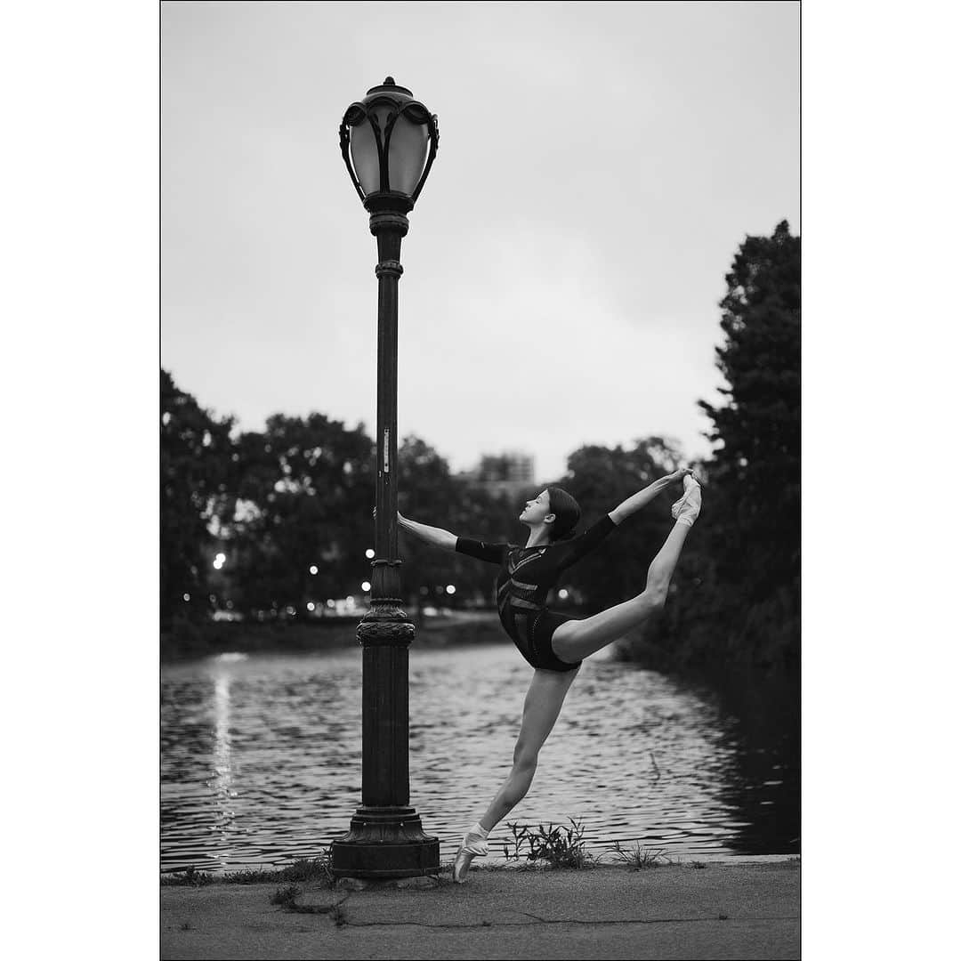 ballerina projectのインスタグラム：「𝐑𝐞𝐦𝐲 𝐘𝐨𝐮𝐧𝐠 at Harlem Meer in Central Park. 🌳🪨🌳  @remyyounggg #remyyoung  #ballerinaproject #harlemmeer #centralpark #newyorkcity #ballerina #ballet #dance   Ballerina Project 𝗹𝗮𝗿𝗴𝗲 𝗳𝗼𝗿𝗺𝗮𝘁 𝗹𝗶𝗺𝗶𝘁𝗲𝗱 𝗲𝗱𝘁𝗶𝗼𝗻 𝗽𝗿𝗶𝗻𝘁𝘀 and 𝗜𝗻𝘀𝘁𝗮𝘅 𝗰𝗼𝗹𝗹𝗲𝗰𝘁𝗶𝗼𝗻𝘀 on sale in our Etsy store. Link is located in our bio.  𝙎𝙪𝙗𝙨𝙘𝙧𝙞𝙗𝙚 to the 𝐁𝐚𝐥𝐥𝐞𝐫𝐢𝐧𝐚 𝐏𝐫𝐨𝐣𝐞𝐜𝐭 on Instagram to have access to exclusive and never seen before content. 🩰」