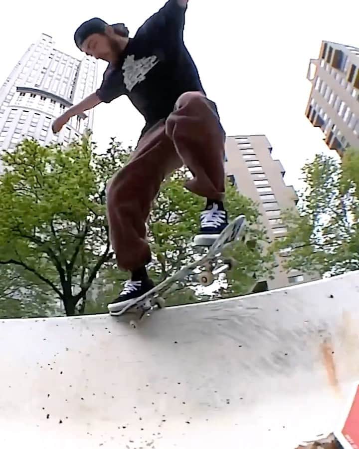 スラッシャーのインスタグラム：「👁️ @dickrizzo finds the lines in @hufworldwide’s FOREVER full-length 📺」