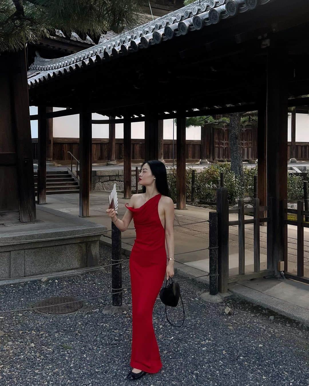 NATALIE LIAOさんのインスタグラム写真 - (NATALIE LIAOInstagram)「My summertime red dress. In one of my favorite places in the world. 🪭⛩️🏮  #kyotojapan #kyototravel #japantrip #summerinjapan」9月15日 1時13分 - fongminliao