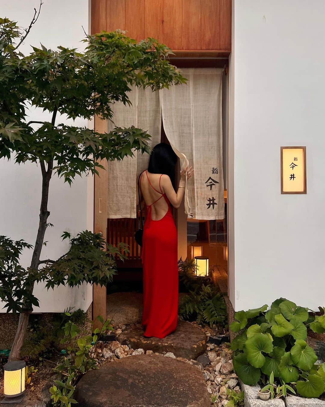 NATALIE LIAOのインスタグラム：「My summertime red dress. In one of my favorite places in the world. 🪭⛩️🏮  #kyotojapan #kyototravel #japantrip #summerinjapan」