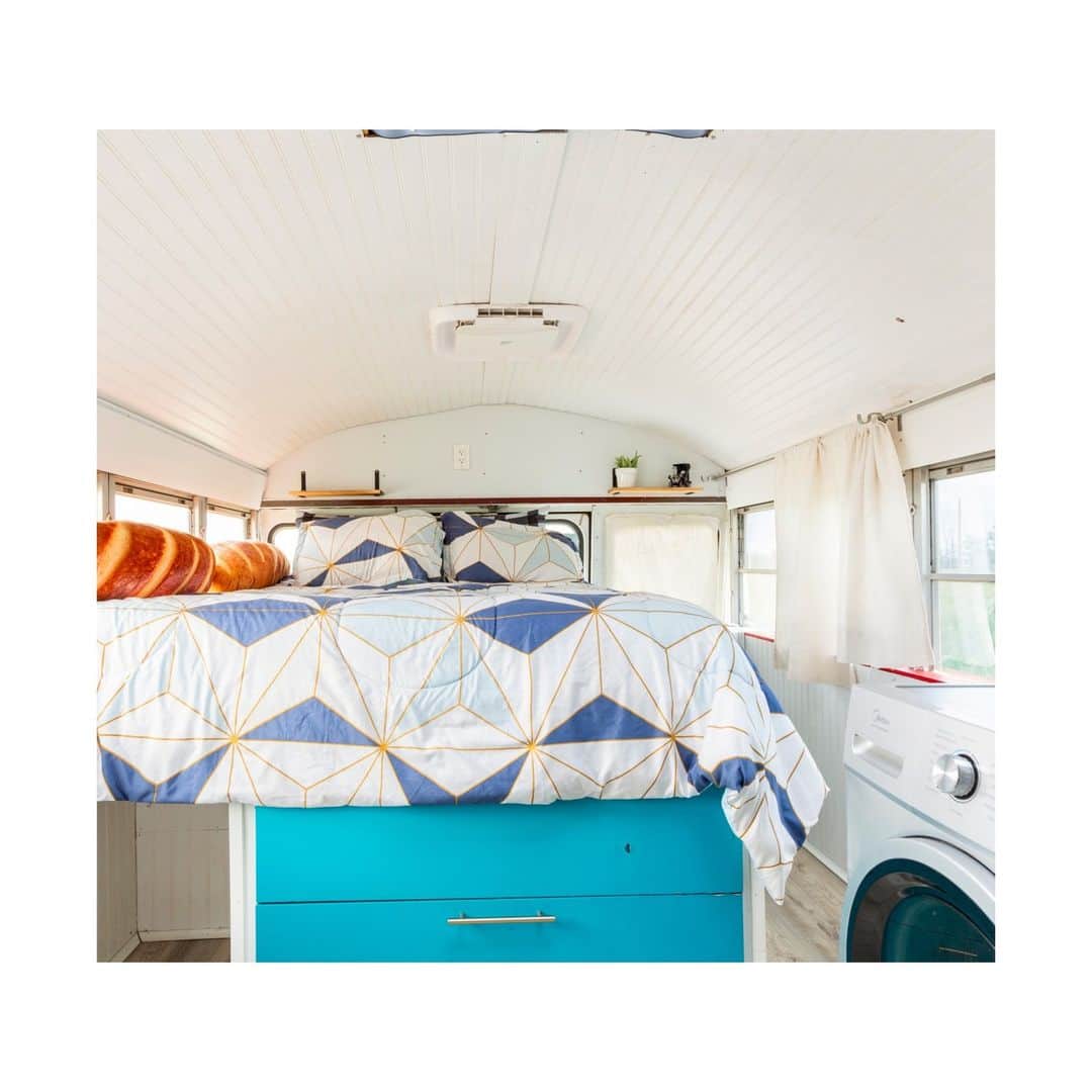 Airbnbさんのインスタグラム写真 - (AirbnbInstagram)「Taking the bus has never been this comfortable.  🏡 The Baguette Bus 📍 Bennett, Colorado, USA」9月15日 1時28分 - airbnb