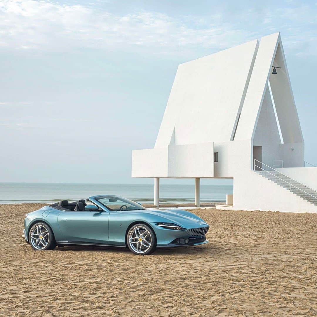 のインスタグラム：「Summer days might be coming to an end, but there’s still time to admire the  #FerrariRomaSpider.  #LaNuovaDolceVita #Aranya #Ferrari」