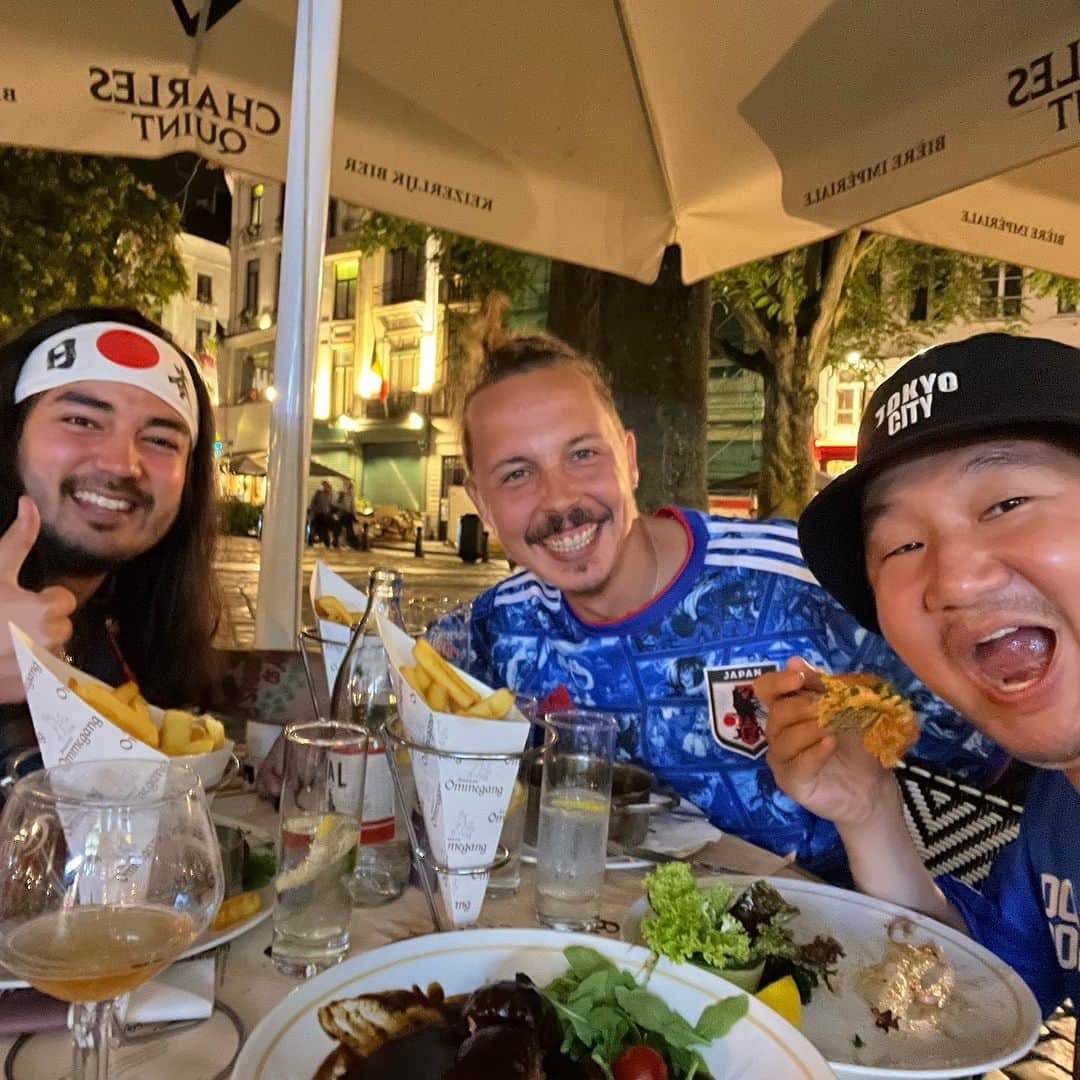 植田朝日のインスタグラム：「🇧🇪🇧🇪🇧🇪  去年、ユニオンの試合に行った時、『日本人ですか？』とビールを奢ってくれた日系ハーフのRYOくん。  今回の旅では流れで彼のウチにお世話になることに？？笑  部屋には中村俊輔のユニフォームやフランスを倒した時のレキップが飾ってあるの！  日本人より日本人ぽい奴なんだよ！w  今回は色々ありがとよ！  C U SOON  #FooTravelleR #朝日旅 #サッカー旅 #ベルギー旅 #一期一会」