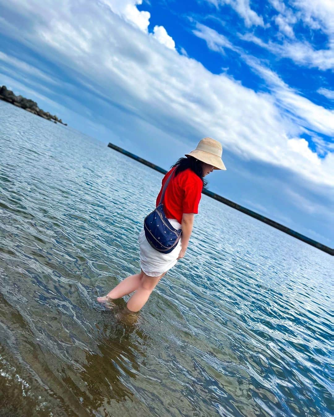 野水伊織さんのインスタグラム写真 - (野水伊織Instagram)「熱海日帰り旅行のお写真、パート2。 一緒に行ってくれたあさすんこと上野アサさん✨  海で遊んだり、有壁聖地でバカなポーズをする私を撮ってくれたり、ニューアカオさんの温泉で長々語ったり…… 楽しかったなー！  私が優柔不断拗らせてる間に軒並みお店が閉まって、 夜ごはん食べ損ねるかと思うハプニングもあったけど……（ごめん！） 夜も無事おいしいご飯にありつけました😭  あさすん、リフレッシュのためのいい時間をありがとう✨  #熱海 #熱海グルメ #熱海旅行 #日帰り温泉 #日帰り旅行 #海 #お寿司 #旅行」9月15日 1時29分 - nomizuiorichan