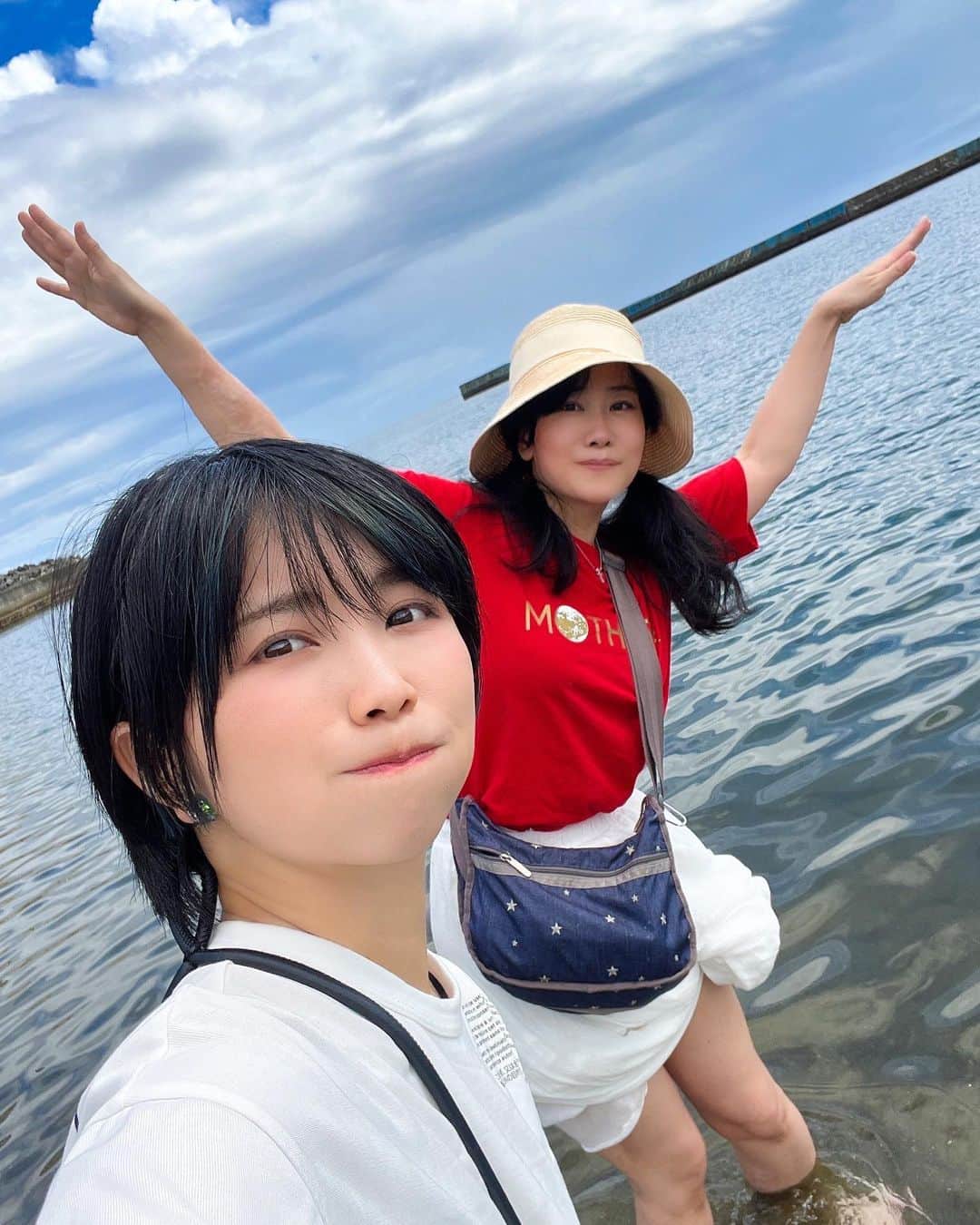 野水伊織のインスタグラム：「熱海日帰り旅行のお写真、パート2。 一緒に行ってくれたあさすんこと上野アサさん✨  海で遊んだり、有壁聖地でバカなポーズをする私を撮ってくれたり、ニューアカオさんの温泉で長々語ったり…… 楽しかったなー！  私が優柔不断拗らせてる間に軒並みお店が閉まって、 夜ごはん食べ損ねるかと思うハプニングもあったけど……（ごめん！） 夜も無事おいしいご飯にありつけました😭  あさすん、リフレッシュのためのいい時間をありがとう✨  #熱海 #熱海グルメ #熱海旅行 #日帰り温泉 #日帰り旅行 #海 #お寿司 #旅行」