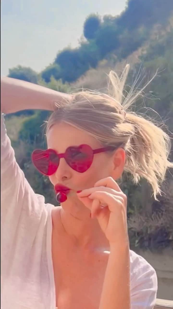 Alessia Marcuzziのインスタグラム：「Stay tuned!🍒 @lucebyalessiamarcuzzi」
