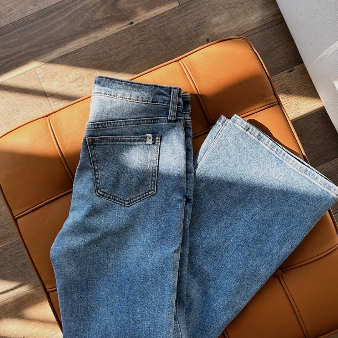 DAILYLOOKのインスタグラム：「Get an early start to your weekend by throwing on your favorite pair of denim 👖 #falldenim」