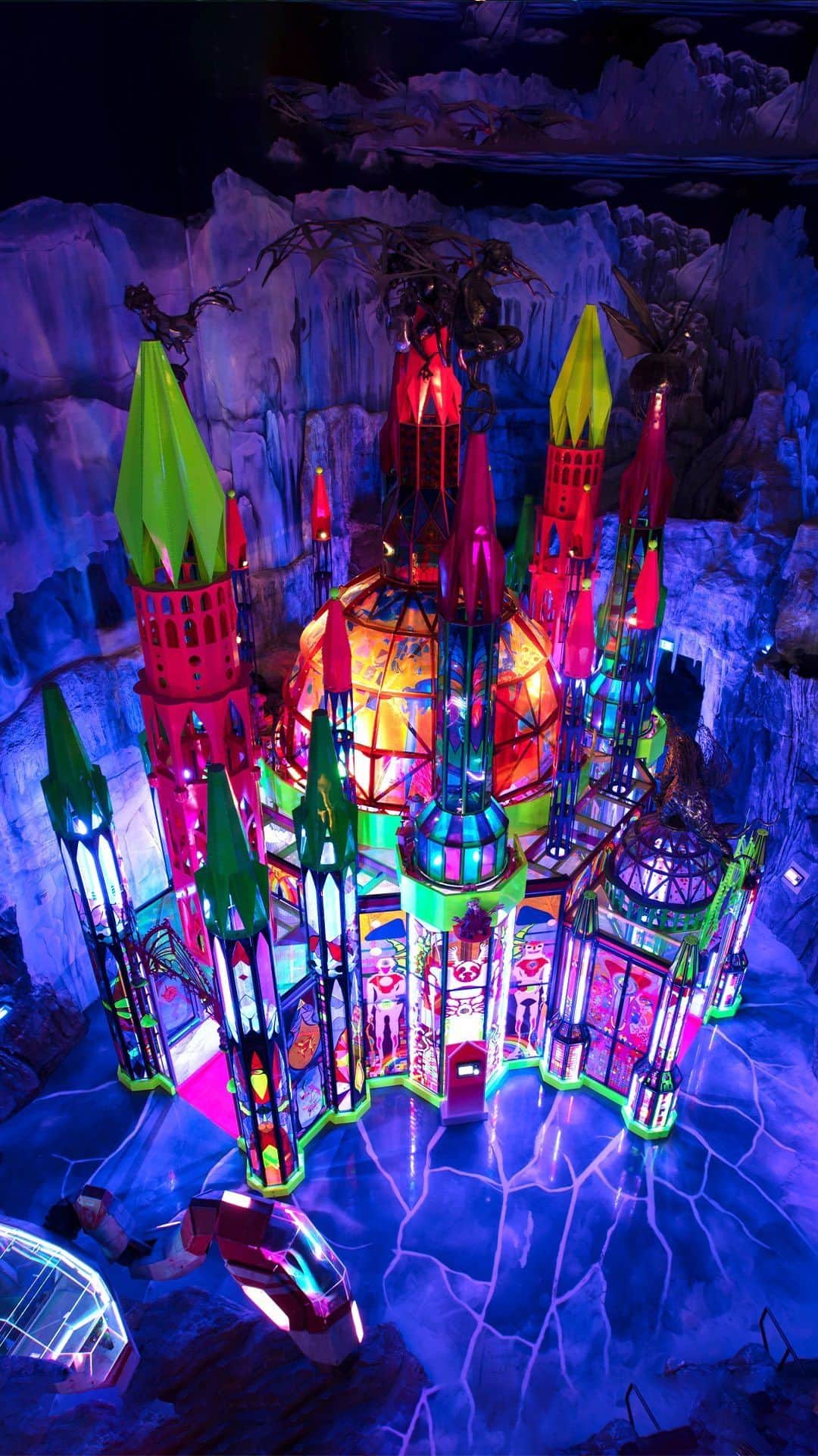 のインスタグラム：「You can’t travel to another planet just yet—but you can visit alien worlds in Meow Wolf’s Convergence Station in Denver, Colorado! 👽    A truly mind-blowing immersive exhibit created by more than 350 artists, this otherworldly experience is an epic combination of unparalleled art, interesting stories, cosmic mysteries and secrets hidden in plain sight. 🫢    Are you ready for multiversal travel through alien worlds? 🛸  #VisitTheUSA #VisitDenver #ColoradoLive #MeowWolfDenver」