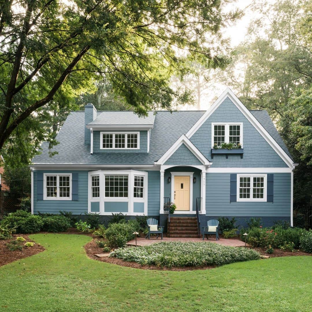 HGTVのインスタグラム：「These eye-catching homes from @hgtvmagazine will have you feeling blue — in the best way.⁠ ⁠ Head to the link in bio for all the inspiring curb appeal ideas.⁠ #HGTVMagazine」