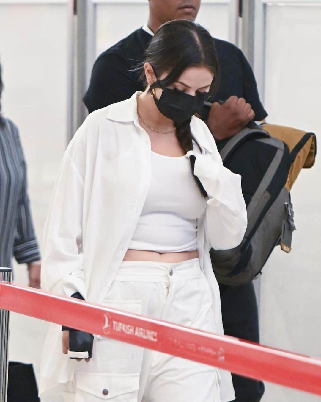 Just Jaredさんのインスタグラム写真 - (Just JaredInstagram)「Selena Gomez was spotted arriving at JFK Airport with a bandage on her hand. She had been in town to attend the VMAs. Check out all the pics at JustJared.com. #SelenaGomez Photos: Backgrid」9月15日 1時33分 - justjared