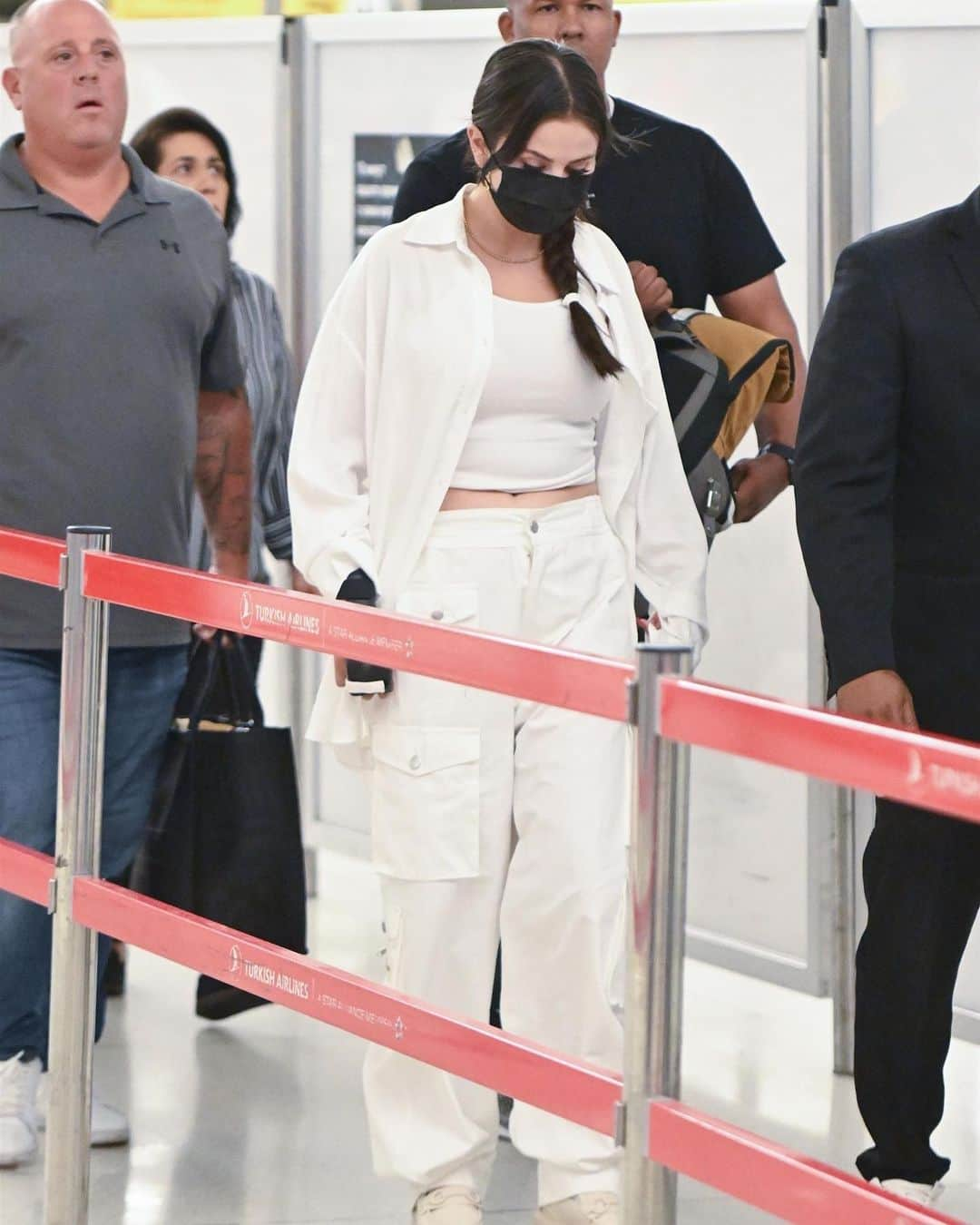 Just Jaredさんのインスタグラム写真 - (Just JaredInstagram)「Selena Gomez was spotted arriving at JFK Airport with a bandage on her hand. She had been in town to attend the VMAs. Check out all the pics at JustJared.com. #SelenaGomez Photos: Backgrid」9月15日 1時33分 - justjared