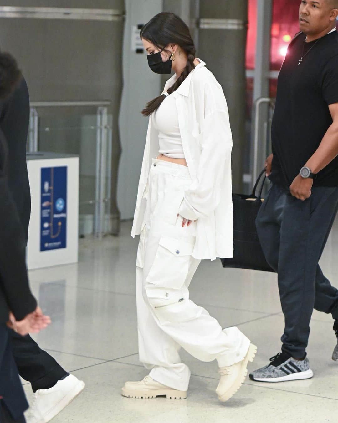 Just Jaredさんのインスタグラム写真 - (Just JaredInstagram)「Selena Gomez was spotted arriving at JFK Airport with a bandage on her hand. She had been in town to attend the VMAs. Check out all the pics at JustJared.com. #SelenaGomez Photos: Backgrid」9月15日 1時33分 - justjared