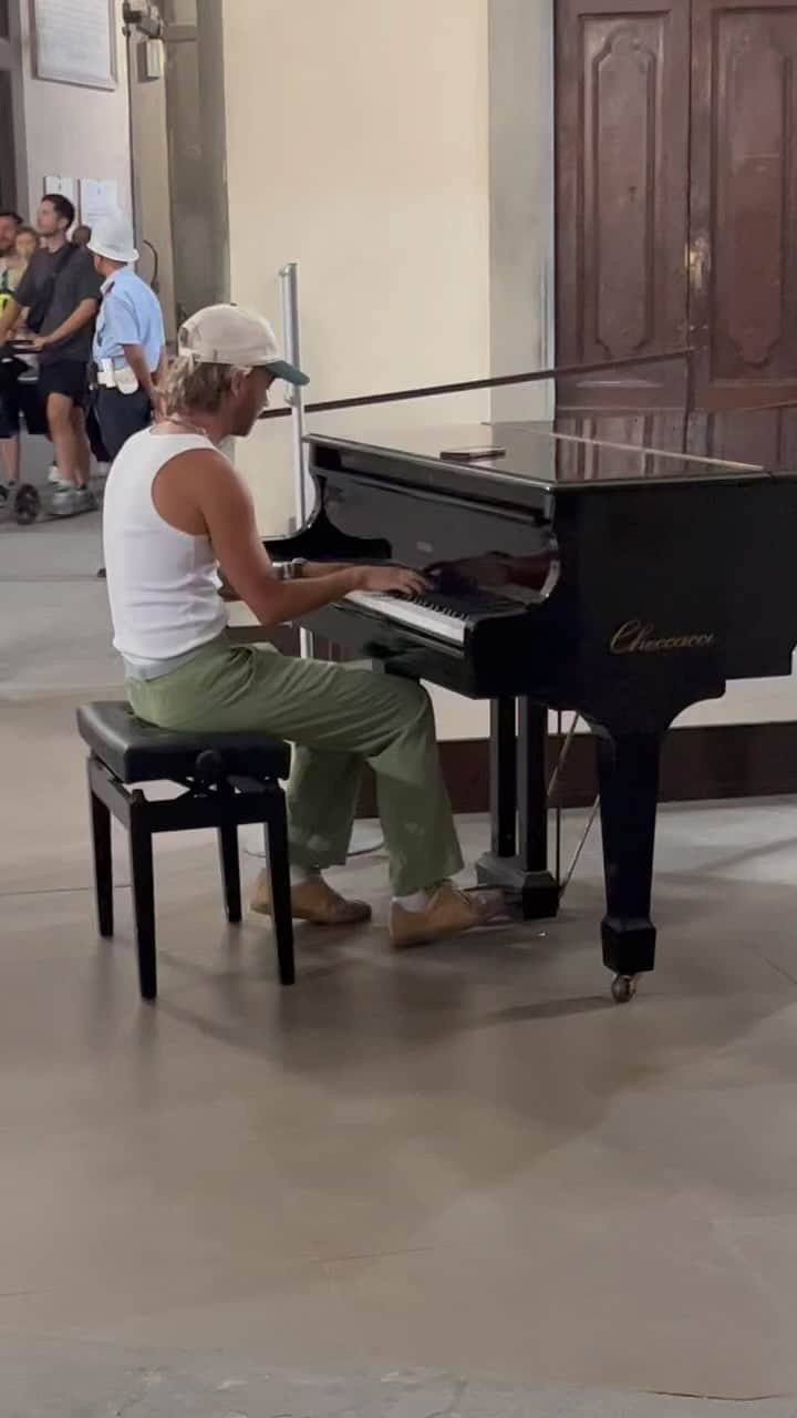 ジャック・ジョンソンのインスタグラム：「Playing a new song I wrote in the Florence town hall! Beautiful acoustics… Michelangelo’s statues were catching a vibe for sure. Momma J got a lil video even tho she can’t help herself from commentating behind the camera 😂 Italy I love u! 🇮🇹」