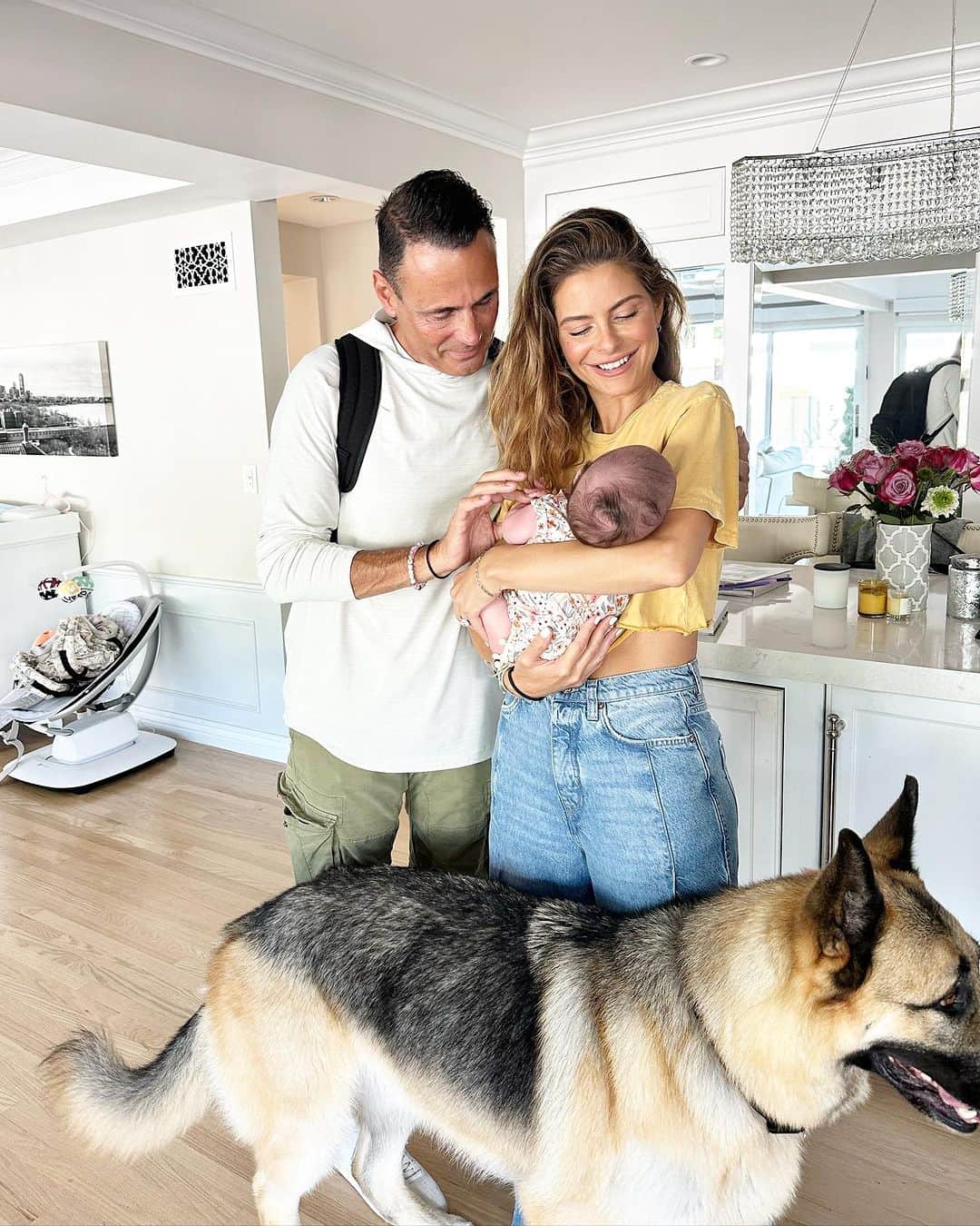 のインスタグラム：「3 months old tomorrow! Time is flying but we are enjoying every second with Athena. What a blessing!!!! We are just crazy in love over here! Sending everyone love today and everyday. Thanks for all the love you show us! ❤️」