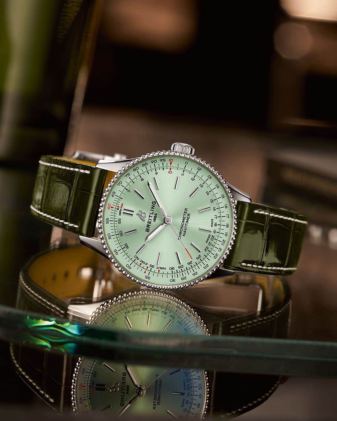 ブライトリングのインスタグラム：「Timeless elegance in a fresh hue—the mint-green Navitimer 36 💚       #breitling #forthejourney #navitimer #luxury #swissmade #watches #womenswatch #mintgreen #greendial」