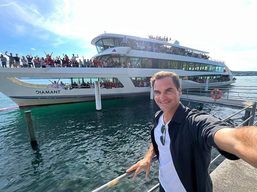 ロジャー・フェデラーのインスタグラム：「Forever grateful for the legendary RF fan club. 🙏🏼 It was an honor to host a fan day on Lake Lucerne after so many great memories over the years. I can’t wait to see everyone again soon 🇨🇭⛴️」