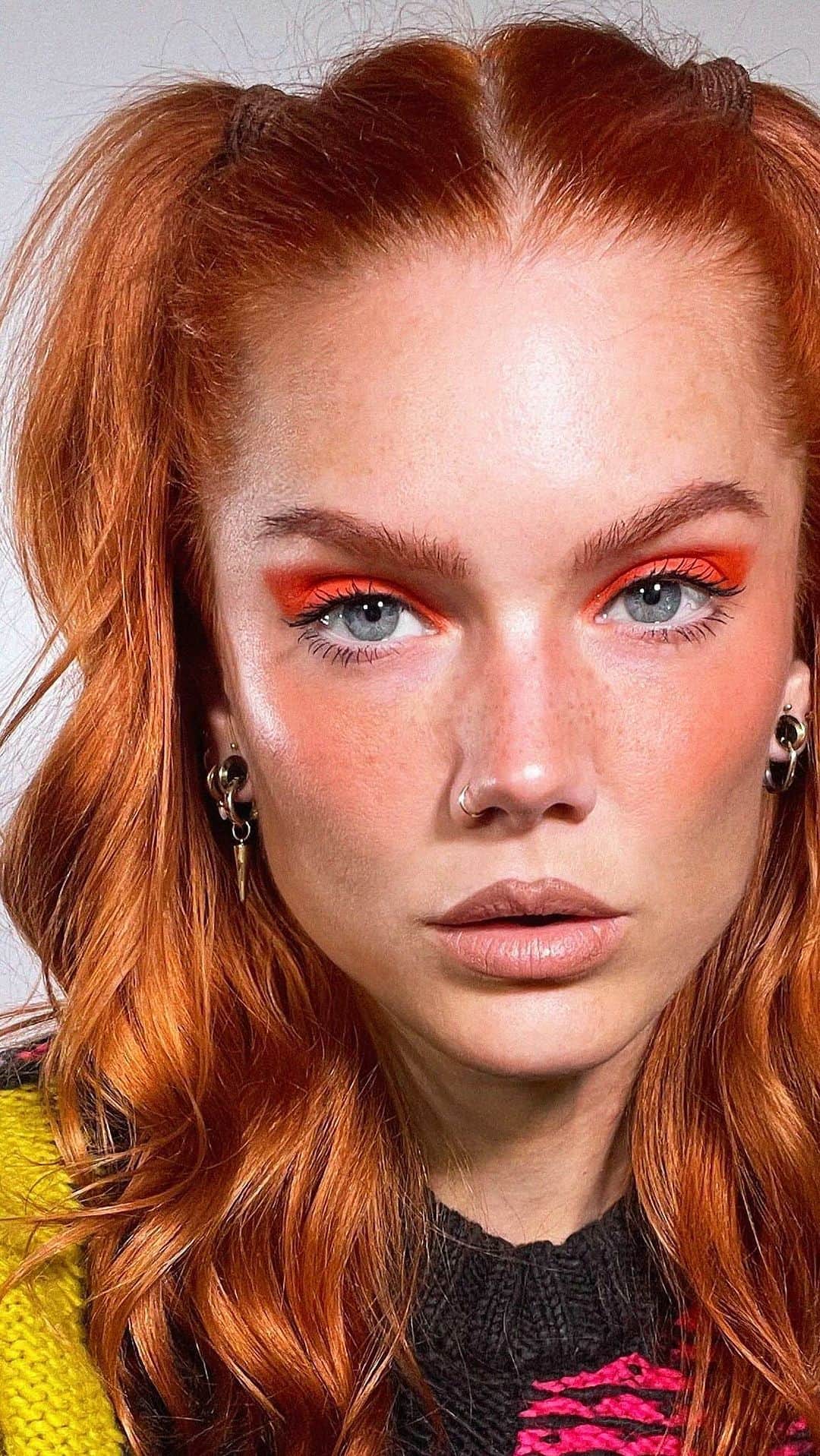 Linda Hallbergのインスタグラム：「Thursday - Orange Sometimes less is more and it’s fun to use a lot of only one shade on the eyes!   Products used @danessa_myricks colorfix Carrot @lhcosmetics Velvet couture orange red & crayon lip liner Sepia @natashadenona puff paint Tan」