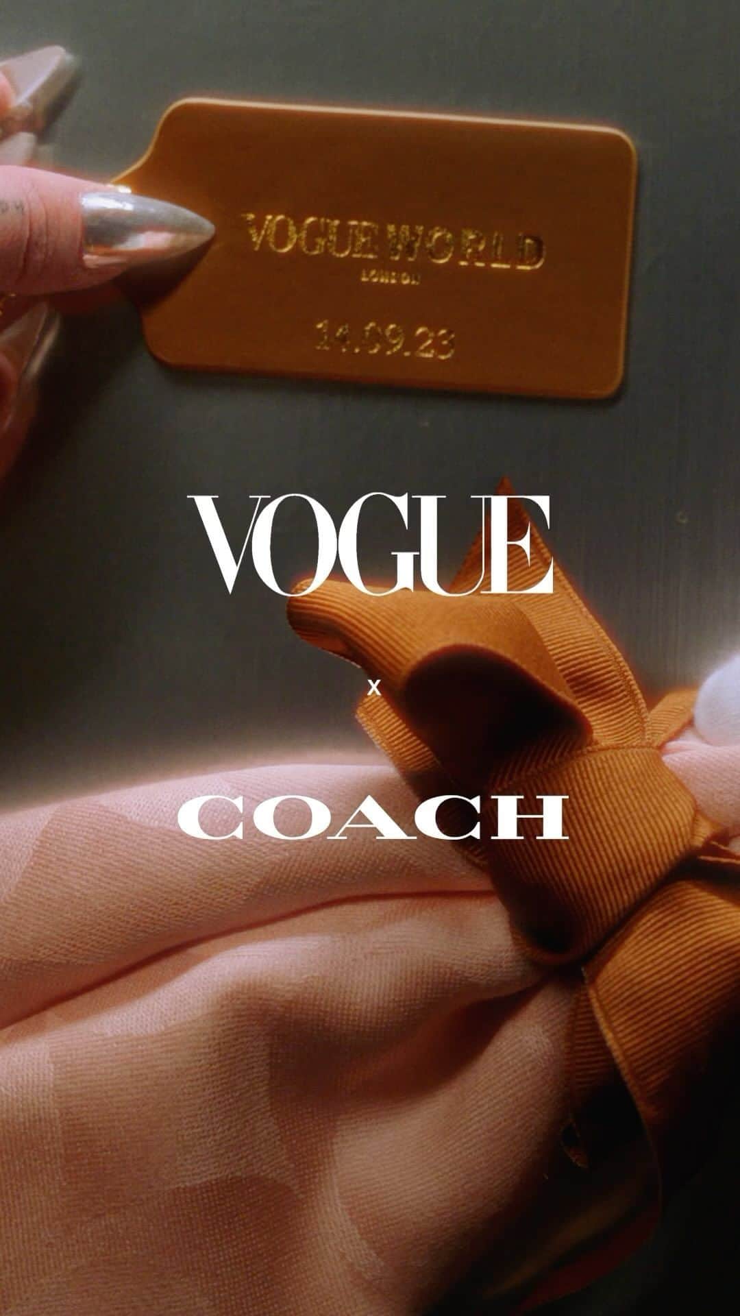 コーチのインスタグラム：「London has a little extra shine today. ✨🇬🇧 #CoachFamily members #DoveCameron and #YoungjiLee put their best selves forward in our Shine Collection as they make their way to tonight’s #VogueWorld performance.   Link in bio to watch the full film and explore the collection.  #WearYourShine. Our Fall 2023 story is a call to resist your inner critic and show your most confident self.  Director: @claire_arnold  Director of Photography: Jake Hunter Stylist: @kaisergrams  Choreographer: @simon.donnellon  Composer: Lafawndah Production: Conde Nast Entertainment, Ground Work Editor: Amy Dang Colorist: Federico Barni Sound Mixer: Joe Munday Hair for Dove Cameron: @jacobrozenberg  Makeup for Dove Cameron: @kaleteter  Nails for Dove Cameron: @angelsnailz  Hair for Youngji Lee: @shonju  Makeup for Youngji Lee: Dain King  #CourageToBeReal #CoachNY」