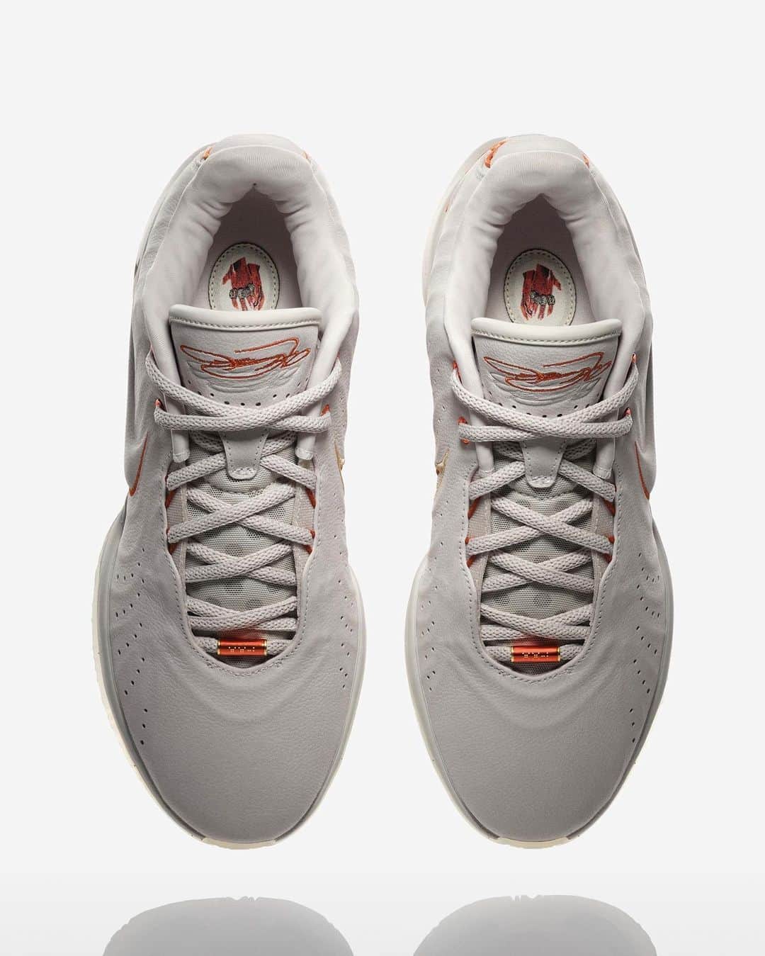 Nice Kicksさんのインスタグラム写真 - (Nice KicksInstagram)「Modeled after the properties of an oyster shell, the new Nike LeBron 21 evolves the low-cut profile of the LeBron 20 with premium lightweight materials 👀🔥   Specs: Zoom Turbo unit in the forefoot; a bottom-loaded, 13-millimeter Zoom unit in the heel; and a full-length Cushlon 2.0 foam carrier 🏀  @nicedrops: 9/28 in full family sizing 🗓️」9月15日 1時51分 - nicekicks