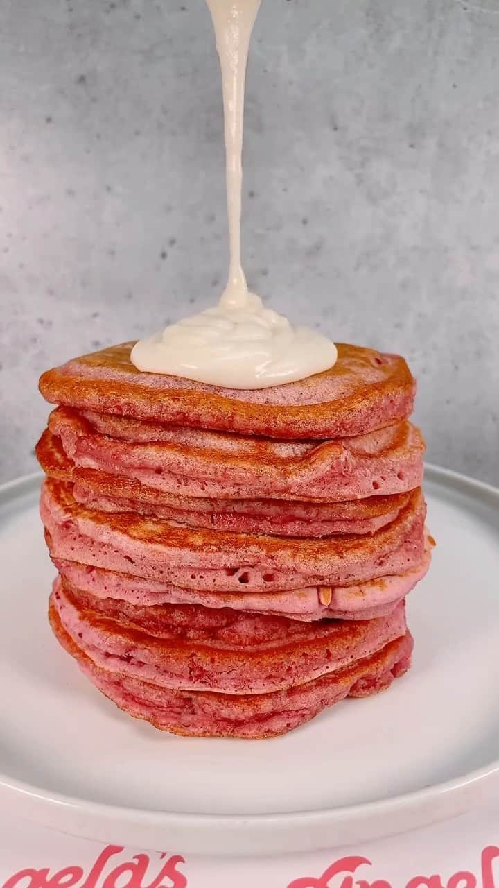 Angela Simmonsのインスタグラム：「Indulge in a heavenly delight of vegan fluffy pink pancakes with our Angela’s Cakes funnel cake mix! 🥞🌱 @eatangelascakes   Introducing our latest creation: Dragon Fruit Pancakes with Vegan Toasted Marshmallow Cream Cheese Syrup by @iamchefchianti – a truly magical and dairy-free feast for your taste buds!😍 🌟✨ #AngelasCakes #DragonFruitPancakes #veganpancakes #pinkpancakes #angelasimmons」