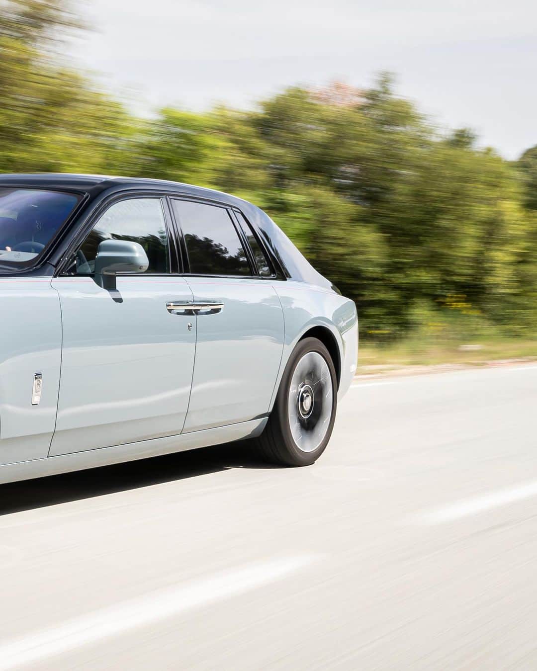 ロールス・ロイスさんのインスタグラム写真 - (ロールス・ロイスInstagram)「An icon for icons. A legend of perfection.   As the marque's magnum opus, Phantom Series II is woven into the very fabric of Rolls-Royce.   Its enduring legacy has proven timeless. Its presence, undeniable.   Discover #RollsRoycePhantom Series II; link in bio.   — WLTP# combined: CO2 emissions: 362-351 g/km; Fuel consumption: 17.7-18.2 mpg / 16.0-15.5 l/100km. Further information: https://www.rolls-roycemotorcars.com/en_GB/information/fb-dat-wltp.html」9月15日 1時58分 - rollsroycecars