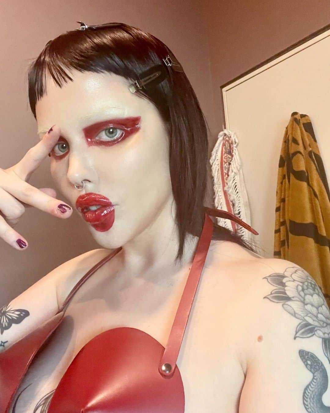 アリス・グラスのインスタグラム：「𝖔𝖒𝖜 ♥️  𝖕𝖘 𝖒𝖊𝖗𝖈𝖍 𝖎𝖘 𝖇𝖆𝖈𝖐 𝖔𝖓𝖑𝖎𝖓𝖊 🐰 𝖎𝖋 𝖞𝖔𝖚 𝖕𝖗𝖊𝖛𝖎𝖔𝖚𝖘𝖑𝖞 𝖕𝖚𝖗𝖈𝖍𝖆𝖘𝖊𝖉 𝖆 𝖇𝖚𝖓𝖉𝖑𝖊, 𝖘𝖊𝖓𝖉 𝖞𝖔𝖚𝖗 𝖗𝖊𝖈𝖊𝖎𝖕𝖙 𝖙𝖔 𝖆𝖑𝖎𝖈𝖊𝖌𝖑𝖆𝖘𝖘𝖒𝖊𝖗𝖈𝖍444@𝖌𝖒𝖆𝖎𝖑.𝖈𝖔𝖒 𝖋𝖔𝖗 𝖆 𝖉𝖎𝖘𝖈𝖔𝖚𝖓𝖙 𝖈𝖔𝖉𝖊 𝖔𝖓 𝖛𝖎𝖓𝖞𝖑 🖤」