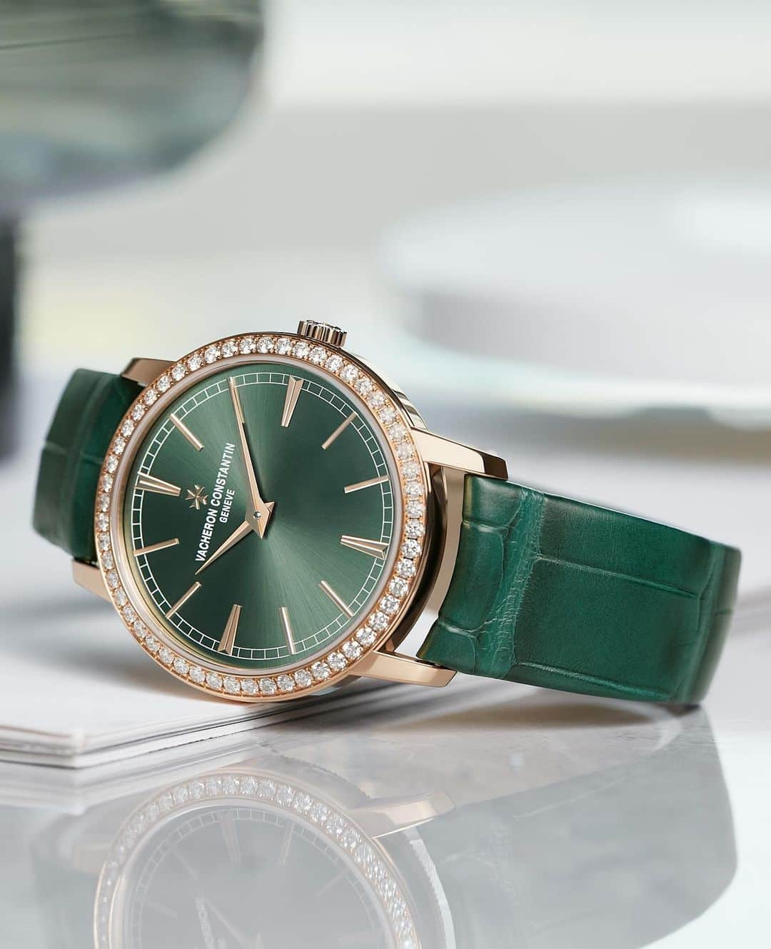 ヴァシュロン コンスタンタンのインスタグラム：「A symphony of green 🌟  🔶 Introducing the Traditionnelle manual-winding watch in a slim 33-mm pink gold case. Every detail, from the railway minute track to the Dauphine hands, embodies the essence of classical watchmaking.   💠 Yet, the showstoppers are the 54 round-cut diamonds set on the bezel, shimmering in harmony with the green sunburst dial. Paired with a tone-on-tone alligator strap, this watch is not just a timepiece but a statement of luminous elegance, with an in-house manual-winding Calibre 1440 beating at its heart.  What do you think of this combination?  LESS'ENTIAL – Discover our 2023 Shanghai novelties: link in bio.  #VacheronConstantin #OneOfNotMany #watchesandwonders2023 #watchesandwonders #Horology #Timepiece」